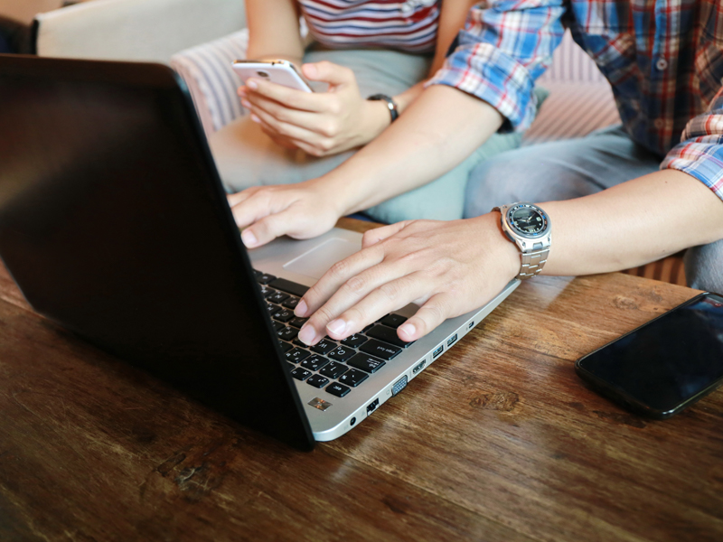 Couple using live chat